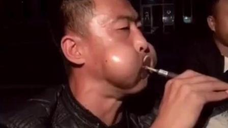 大哥唢呐吹得真认真 就服你这种人才