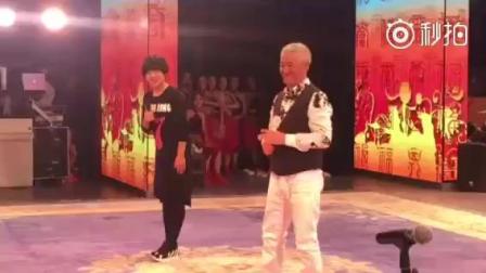 赵本山与本山快乐营二丫王悦演唱二人转小帽《墙里墙外》下载