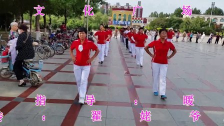 中老年人在定兴文化广场做健身操