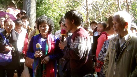 云南山歌实拍小伙老奶打莲花落
