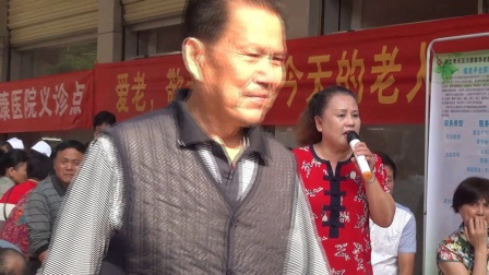 戏迷祝冬香为《爱老活动》演唱楚剧助兴