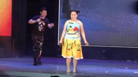 小黄飞这个二人转把赵本山笑趴下了下载