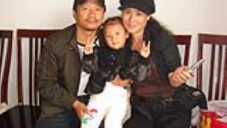 唐鉴军全家照 美艳妻子曾是谋女郎