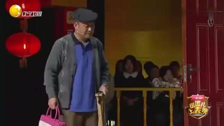 小品《门里门外》邻居家进小偷 逗笑全场