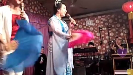 演员范兴华演唱二人转小帽《耍钱五更》