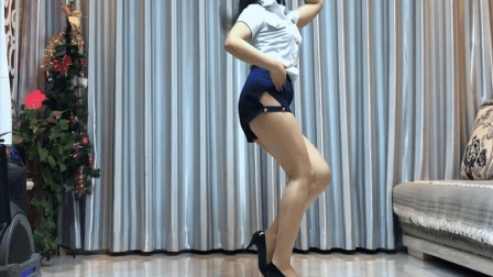 最近全网很火的魔性舞《泰国情歌》大粗腿姑