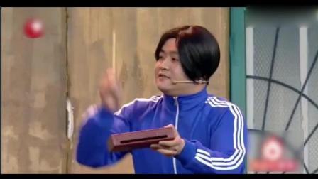 宋晓峰在台上唱二人转