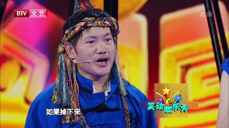 苗族传承者挑战赤脚斜走大刀 惊险万分