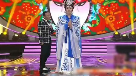宋小宝夫妻二人转现场 两人互掐 笑抽全场