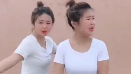 搞怪双胞胎跳二人转 真是太逗了