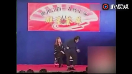 《傻子哭坟》搞笑东北二人转小品 让看的人