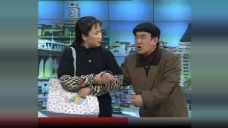 《我在马路边》春晚经典小品 一百块钱引发