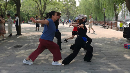 陶然亭河畔双人水兵舞《让我们回去吧》动作简单大气下载