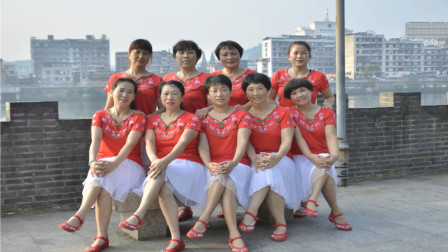 辣妈聚集在河边跳广场舞《酒醉的蝴蝶》养眼好看给他们点赞下载
