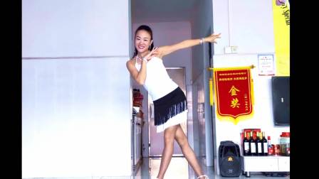 性感辣妈大秀广场舞《爱你一生也不够》你够