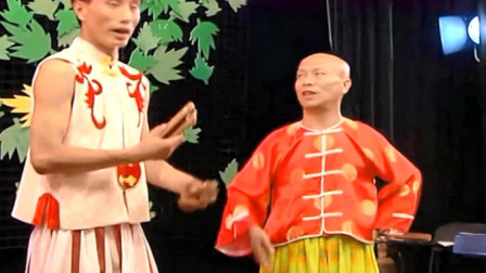 二人转《回杯记》翟波自告奋勇拉弦 是一个双重演艺的能人下载