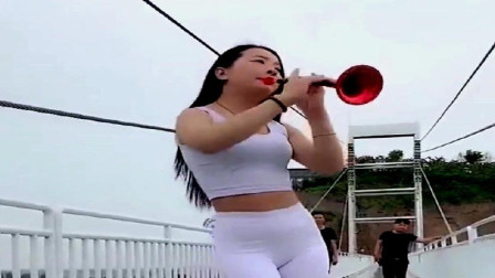 《猪八戒背媳妇》美女唢呐演奏熟悉的旋律韵