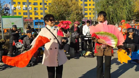二人转小帽《纱巾扇》外边风大也没影响演出