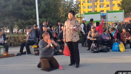 二人转《罗成算卦》草根舞台新人唱的太精彩