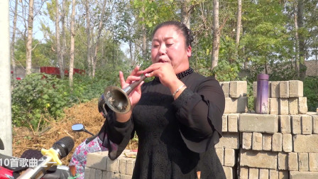 歌曲《南泥湾》唢呐姐姐演奏听着真是美