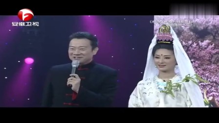 相声《祈福》引得全场笑声阵阵