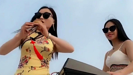 《十五的月亮》女歌手练习唢呐时尚有激情