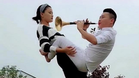 一首《包青天》媳妇抱着小伙激情吹奏唢呐  
