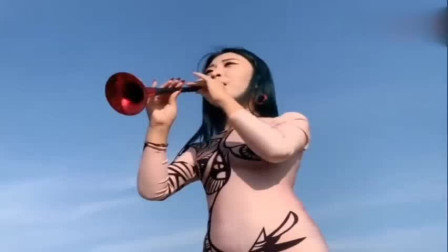 《黄土高坡》美女唢呐吹奏 吹得很有气势