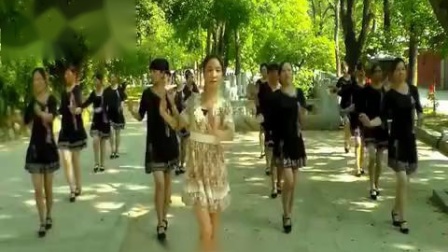文雯穿心村广场舞《吻我一下》