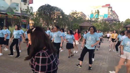 时尚广场舞《女人没有错》辣妈美女齐跳 舞步简单时尚下载