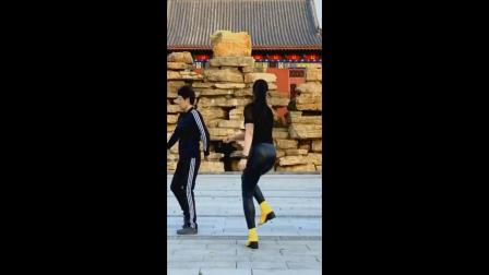 青青世界广场舞《不潮不用花钱》  高清下载