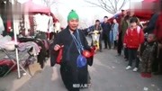 民间小调《袖珍乞丐讨饭》荆献顺表演 现场发挥太逗了下载