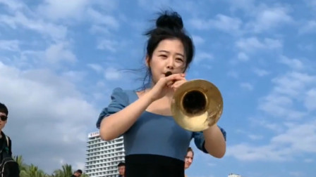 美女唢呐吹奏《一晃就老了》高清视频mp4免
