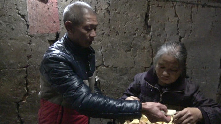 《刷鞋子》老王和老李农村小品 两人对话太