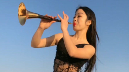 美女唢呐演奏《黄土高坡》熟悉的旋律经典又
