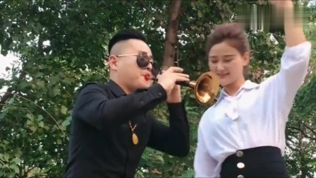 一曲《九妹》农村小伙唢呐吹得比唱的还好听
