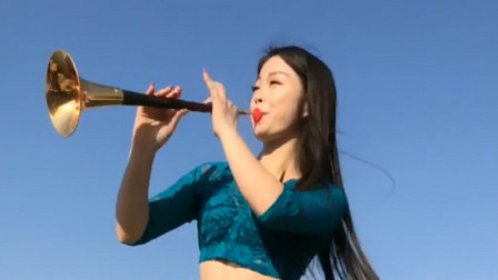 《人在旅途》美女唢呐吹奏曲调欢快吹出了情