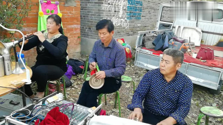 大妈唢呐吹奏一首《我的老妈妈》听着太感人