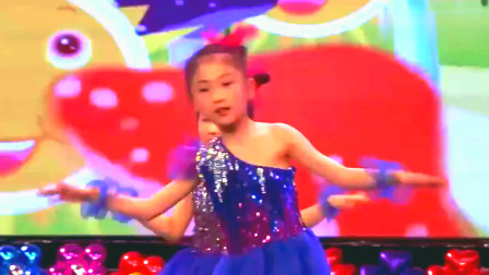 幼儿舞蹈《欢乐颂》小朋友们在台上活蹦乱