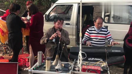 大叔唢呐吹奏《刘备哭灵》吹出了悲伤的感觉