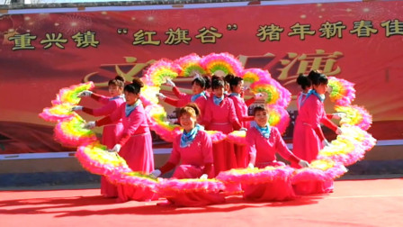 农村辣妈广场舞《在那桃花盛开的地方》舞姿