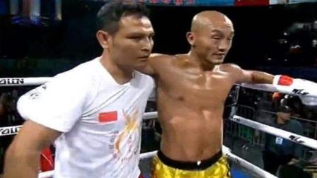 武林风 播求在擂台上连续三次高扫爆头武僧
