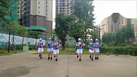 青格格广场舞《不变的音乐》花球舞6人变队