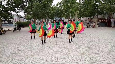 息冢辣妈广场舞《县长下乡到咱家》