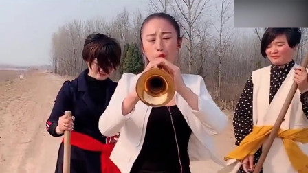 美女唢呐曲剧《小仓娃》吹的真好人美曲美