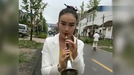 农村姑娘唢呐一曲《天在下雨我在想你》吹的