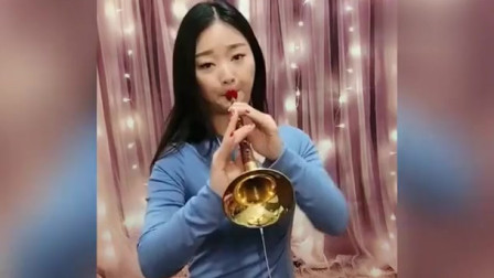 农村姑娘唢呐演奏《爱的世界只有你》美女吹