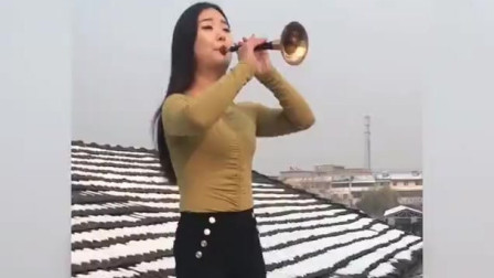 农村美女房顶上唢呐演奏《夜之光》姑娘吹的