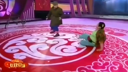 东北二人转小品《白忙乎打猎》开自行车撞到