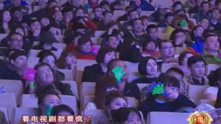 夫妻搞笑二人转《擦皮鞋》小两口默契十足 